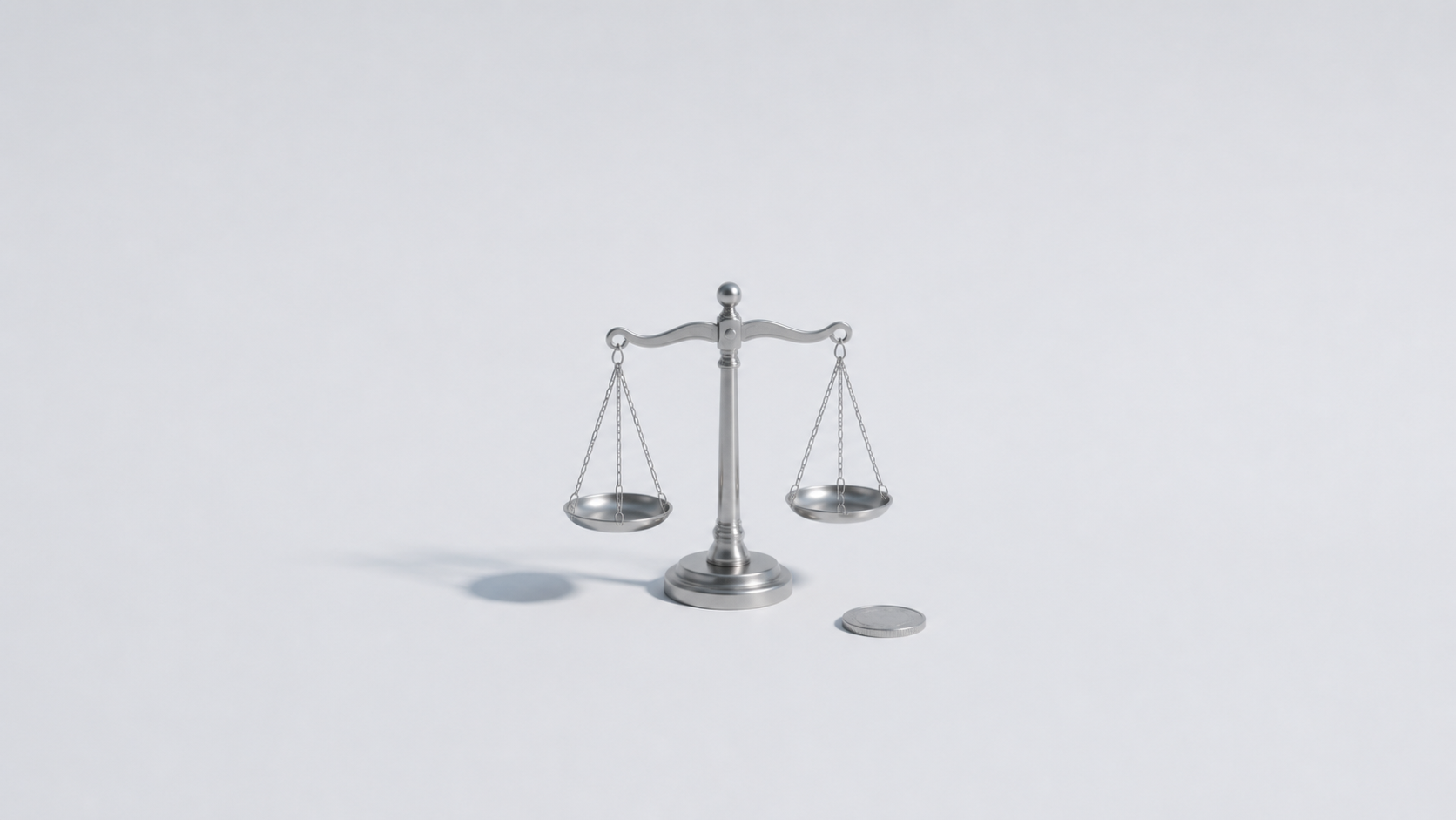 미수금 지급명령 민사소송 선택 기준을 상징하는 저울과 동전 이미지