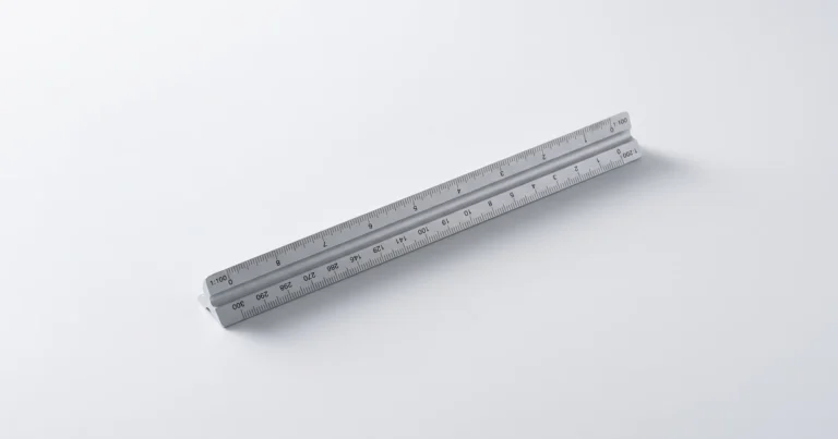 밝은 회색 배경 위에 비스듬히 놓인 제도용 삼각 스케일자 한 개