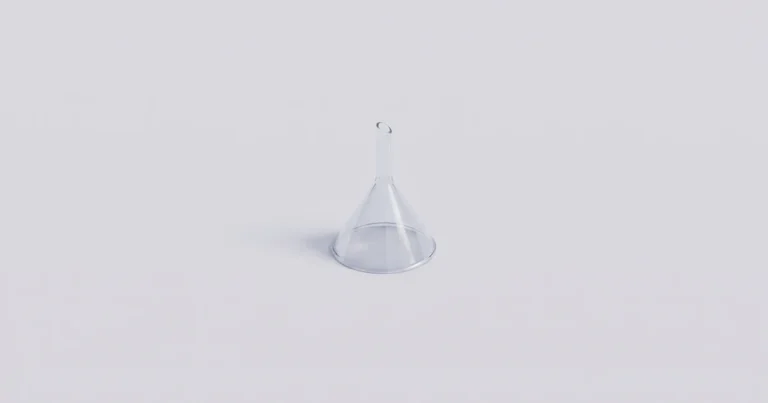 밝은 회색 배경 위에 유리 깔때기 하나가 놓여 있다. 판매가 현금으로 바뀌기까지 시간이 걸린다는 점을 상징한다.