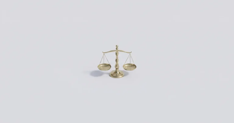 밝은 회색 배경 위에 작은 황동 양팔 저울 하나가 놓여 있다. 공급가액과 세액을 나누어 다는 일을 상징한다.